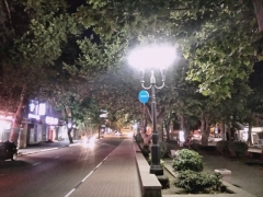 На центральной улице Туапсе установили современные светоотражающие фонари