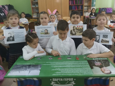 В трех школах Туапсинского района установили парты Героев Советского Союза 