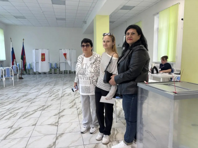 Голосуют первые избиратели Голосуют первые избиратели