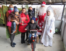 Детям из многодетной семьи в селе Мессажае вручили новогодние подарки от губернатора Кубани