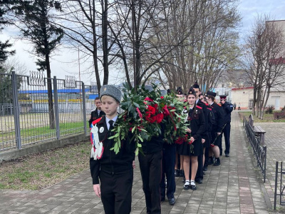 Парту Героя в честь погибшего в СВО атамана Туапсинского районного казачьего общества открыли в школе в Туапсе