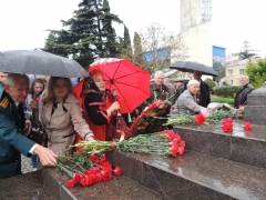 В Туапсе участники выездного совещания Краснодарской краевой организации ветеранов возложили цветы к стеле «Город воинской славы»