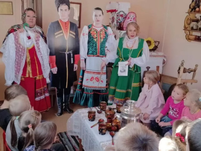«Кубанчата» вместе с воспитателем Гойзенштейн Евгенией Ильиничной побывали в мини-музее «Казачья горница»
