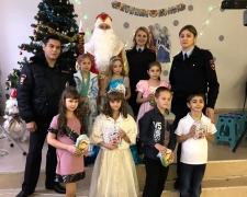 В Туапсе с Новым годом ребятишек из многодетных семей поздравил Дед Мороз-полицейский