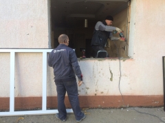 В поврежденных во время стихии квартирах жителей села Кривенковского бесплатно устанавливают окна