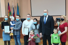 Виталий Мазнинов вручил трем молодым семьям из Туапсинского района свидетельства о соцвыплатах на покупку жилья