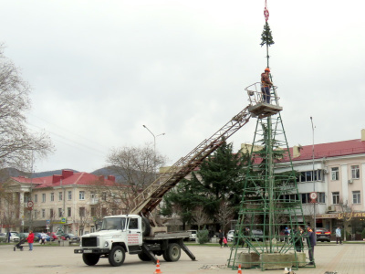 В Туапсе устанавливают главную новогоднюю елку Туапсинского района