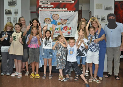 Юные жители Туапсе расписали новую партию пряников для бойцов СВО