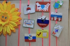 Туапсинские дошколята мастерят пригласительные открытки к выборам Президента России