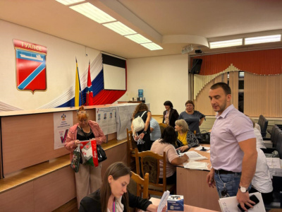    Все избирательные участки в городе Туапсе закрылись в 20-00 часов и после подсчета голосов избирателей составили протоколы об итогах голосования