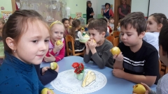 Детским садам и школам Туапсе депутаты подарили полторы тонны яблок