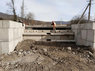 Работа по восстановлению трех мостов в Молдавановке ведется круглосуточно