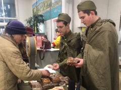 В Туапсинском районе волонтеры раздают кусочки «блокадного хлеба» в память о стойкости жителей Ленинграда в дни Великой Отечественной войны