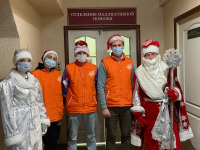 Ребята из волонтерского корпуса Туапсинского района поздравляют с наступающим Новым годом пациентов паллиативных отделений больниц