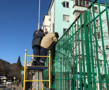 В Туапсе благоустраивают спортивную и детскую площадки на премию общественников