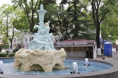 В Туапсе ремонтируют скверы в центре города