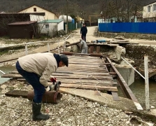 В селе Агое и ауле Агуй-Шапсуг восстанавливают поврежденные во время ЧС мосты