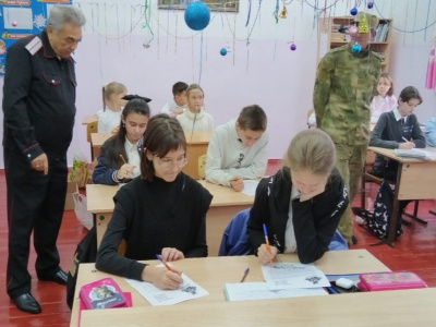 12 декабря 2023 года в МБОУ ООШ № 26 им. А.И. Кошкина с. Индюк, атаман Геннадий Улеев и казаки-наставники хуторского казачьего общества 