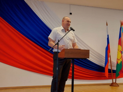 Виталий Мазнинов и депутат ЗСК Александр Джеус поздравили заслуженных жителей Туапсе и лучшие трудовые коллективы с Днем рождения города