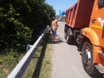 В дни курортного сезона в Туапсинском районе усилен контроль за санитарным состоянием автотрасс