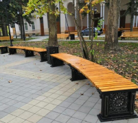 На средства от курортного сбора в поселке Новомихайловском установят новые скамейки и урны