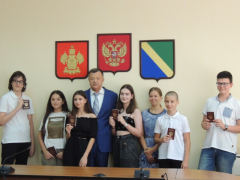 Семерым туапсинским школьникам вручили паспорта в честь празднования Дня российского флага