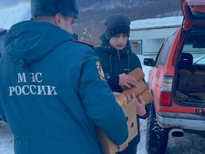 Жителям труднодоступных заснеженных сел Туапсинского района доставили бесплатные продукты