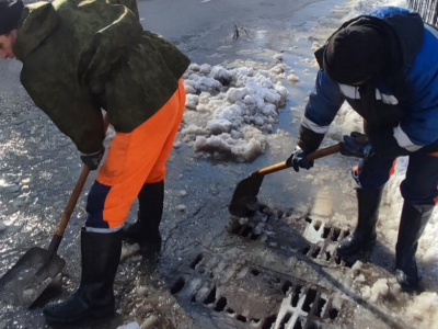 В Туапсе продолжают расчищать дороги и тротуары