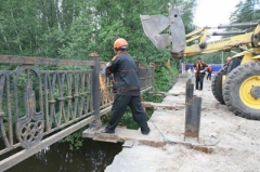 В поселке Горном Туапсинского района ремонтируют автомобильный мост