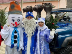 Дед Мороз и Снегурочка объезжают на оленях села Туапсинского района и поздравляют жителей с Новым годом