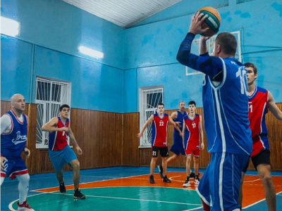 В Туапсе проходит новогодний чемпионат города по баскетболу