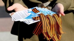 Туапсинские госавтоинспекторы вручают водителям и пешеходам георгиевские ленты и поздравляют с наступающим Днем Победы