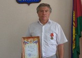 Владимир Лыбанев вручил главе Небугского поселения награды за ликвидацию пожаров
