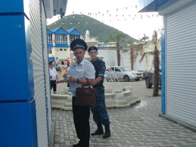 В селе Ольгинке приставы опечатали 35 незаконных торговых павильонов