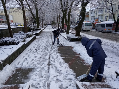 В Туапсе от снега расчищают дороги и тротуары