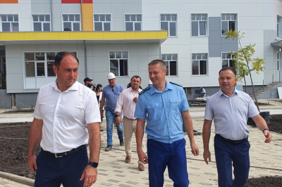 Исполняющий обязанности главы Туапсинского района Сергей Сидоренко и Туапсинский межрайонный прокурор Александр Гаврилов оценили готовность нового корпуса СОШ № 19