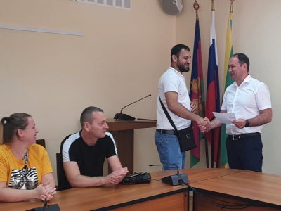 Сергей Сидренко вручил сертификаты на покупку нового жилья трем семьям из Туапсинского района, пострадавшим во время ЧС