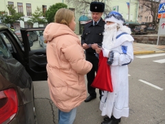 Сотрудники ГИБДД Туапсинского района во время дежурства на дорогах поздравляют водителей и пешеходов с наступающим Новым годом