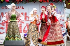 Туапсинские артисты выступают на празднике риса в «Атамани»