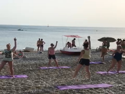 На пляже в Туапсинском районе проводят утреннюю зарядку для отдыхающих