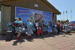 Певуньи из поселка Октябрьского принимают участие в фестивале частушек в «Атамани»