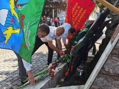 В Туапсе прошел митинг в честь Дня воздушно-десантных войск