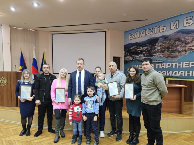 Пяти семьям Туапсинского района глава муниципалитета вручил сертификаты на улучшение жилищных условий