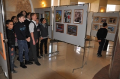 В Туапсе проходит выставка картин и фотографий «И помнит мир спасенный…»