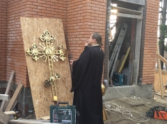 В Туапсе установили крест на часовне в честь иконы Божьей Матери «Помощница в родах»