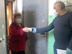 Волонтеры в Туапсинском районе в дни пандемии коронавируса продолжают оказывать помощь пожилым людям
