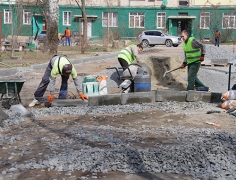 В Туапсе ремонтируют дворы