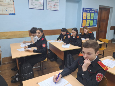 Атаман Туапсинского районного казачьего общества есаул  Игорь Акимович Гуров и атаман Туапсинского городского казачьего общества подъесаул Павел Сергеевич Волошин приняли участие в казачьем диктанте в МБОУ СОШ №3 им. А. Верещагиной.