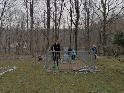 В Туапсинском районе продолжается акция "Дорога к обелиску" по наведению порядка у памятников воинам Великой Отечественной войны