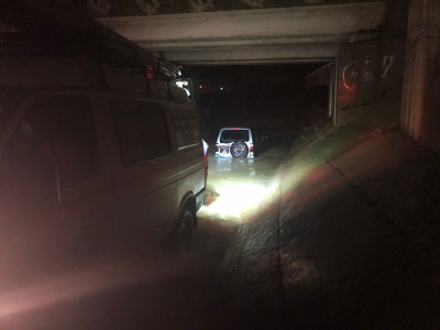 Туапсинские спасатели вызволили из водного потока автомобиль с водителем внутри